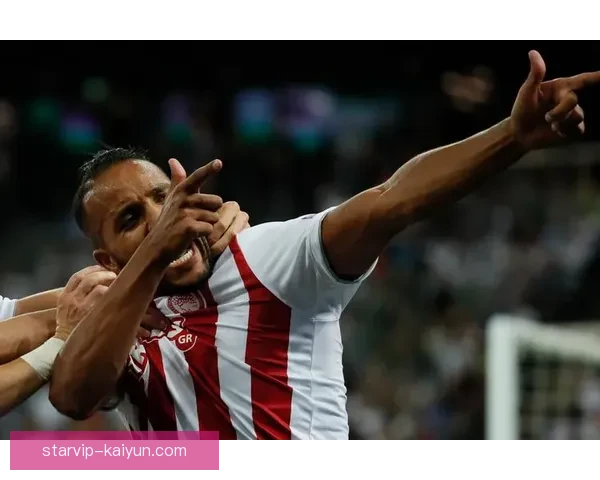 诺伊尔在近期比赛中与队友默契配合,表现稳健引人关注 诺伊尔在近期比赛中与队友默契配合,表现稳健引人关注